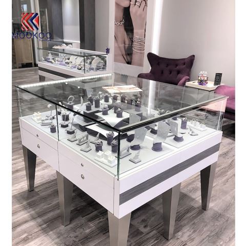 Луксузни намештај за излоге накита